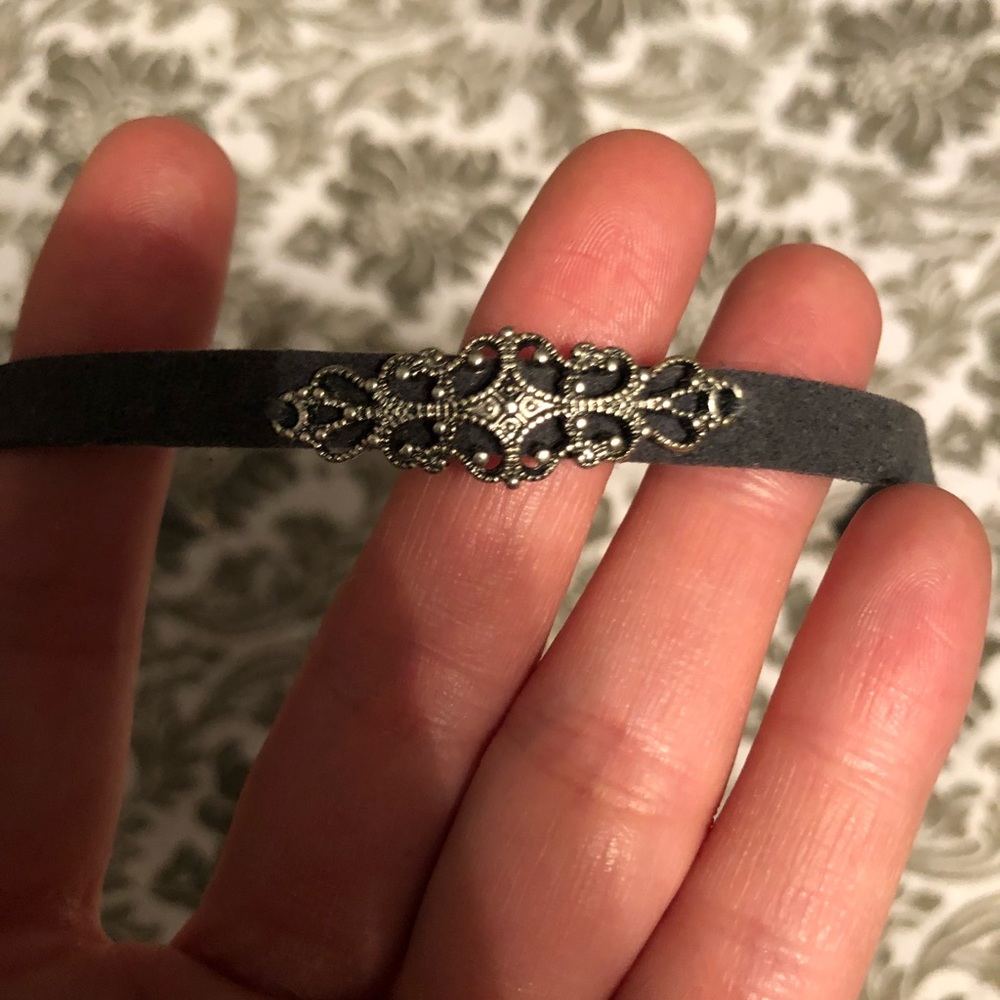 Gray choker